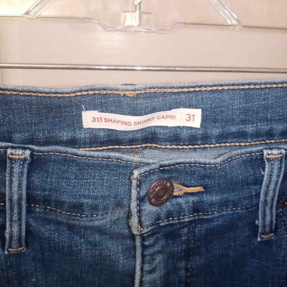 Levi Capris